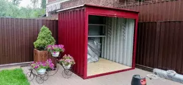 Хозблок для хранения садовой техники с рольставнями в винно-красном цвете в пос. Газопровод, поселение Сосенское, г. Москва